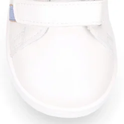 Deportiva niña OKAA FLEX sin cordones en color Blanco con rayas plata.