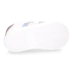 Deportiva niña OKAA FLEX sin cordones en color Blanco con rayas plata.