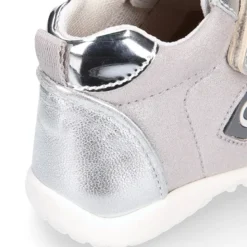 Deportiva niña OKAA FLEX sin cordones y puntera en color Plata.