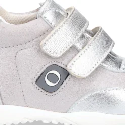 Deportiva niña OKAA FLEX sin cordones y puntera en color Plata.