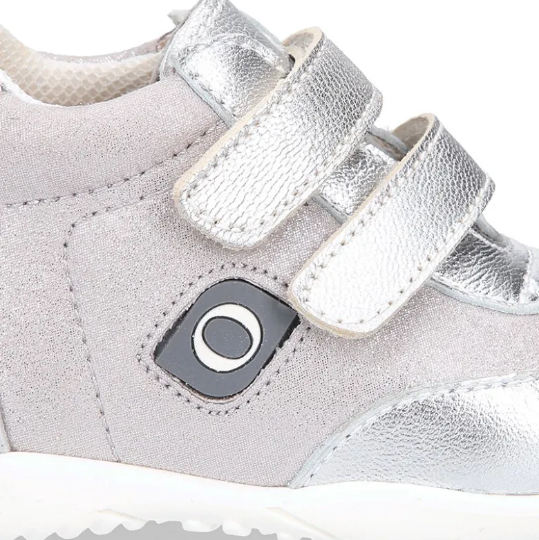 Deportiva niña OKAA FLEX sin cordones y puntera en color Plata.