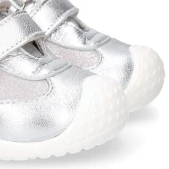 Deportiva niña OKAA FLEX sin cordones y puntera en color Plata.