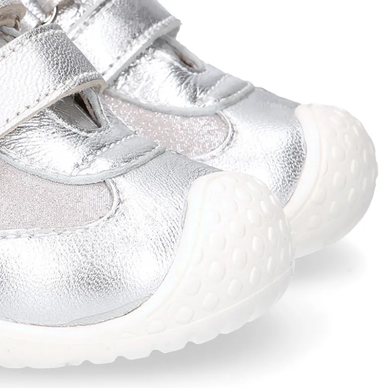 Deportiva niña OKAA FLEX sin cordones y puntera en color Plata.