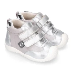Deportiva niña OKAA FLEX sin cordones y puntera en color Plata.