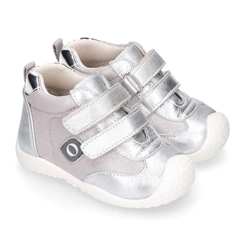 Deportiva niña OKAA FLEX sin cordones y puntera en color Plata.