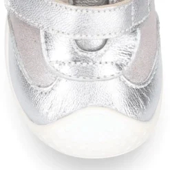 Deportiva niña OKAA FLEX sin cordones y puntera en color Plata.