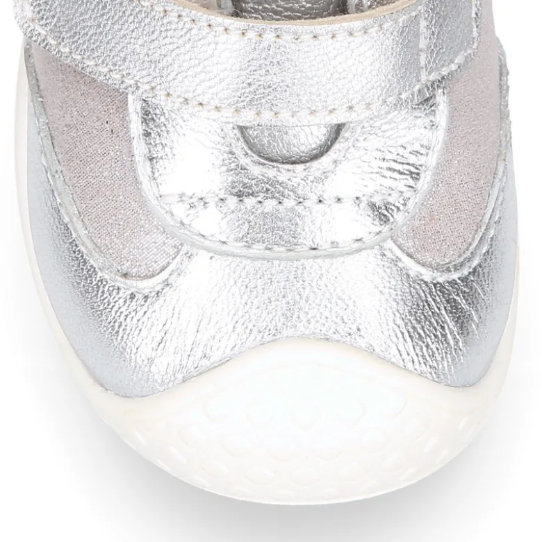 Deportiva niña OKAA FLEX sin cordones y puntera en color Plata.
