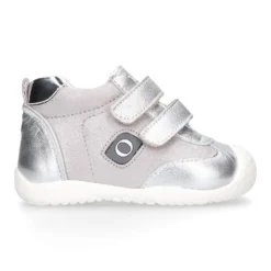 Deportiva niña OKAA FLEX sin cordones y puntera en color Plata.