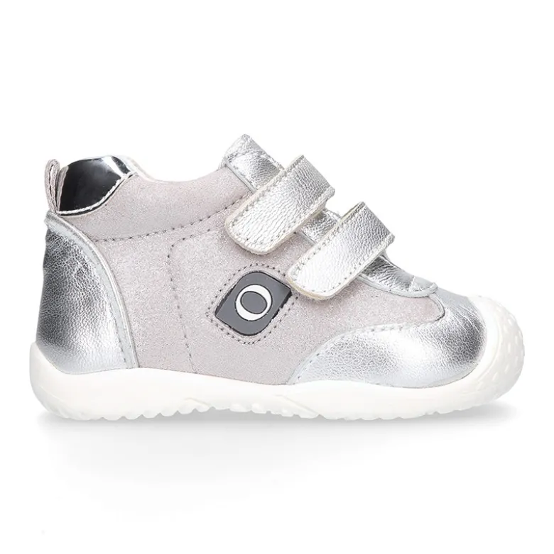 Deportiva niña OKAA FLEX sin cordones y puntera en color Plata.