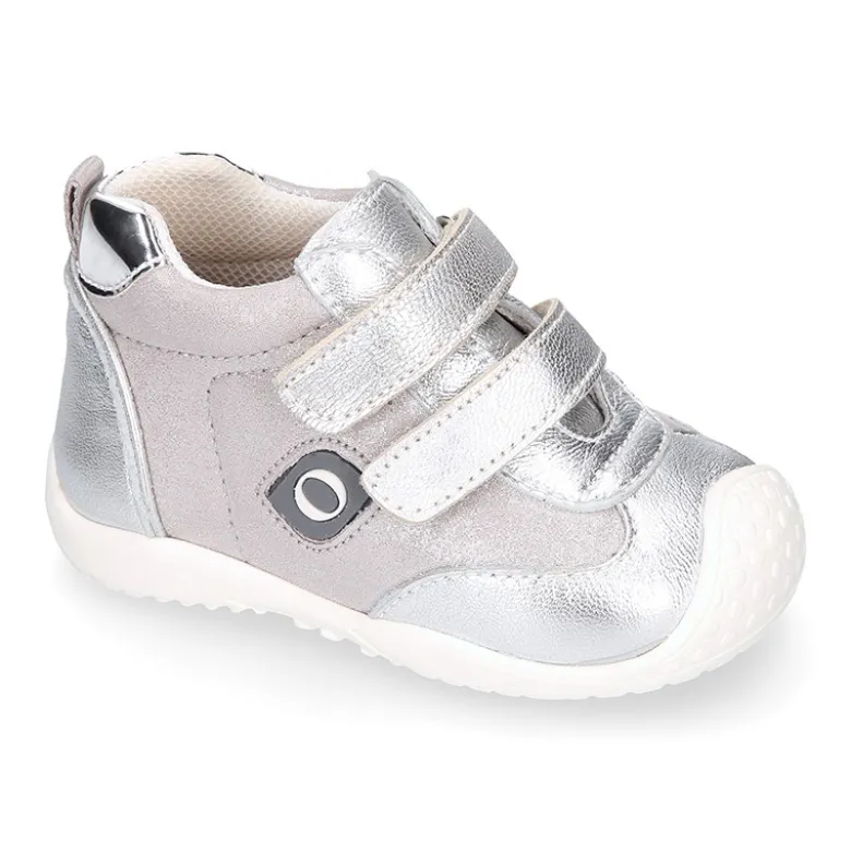 Deportiva niña OKAA FLEX sin cordones y puntera en color Plata.
