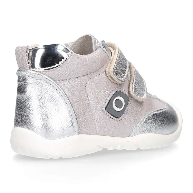Deportiva niña OKAA FLEX sin cordones y puntera en color Plata.