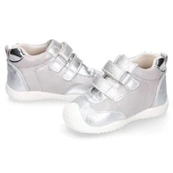 Deportiva niña OKAA FLEX sin cordones y puntera en color Plata.