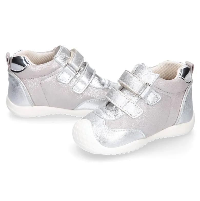 Deportiva niña OKAA FLEX sin cordones y puntera en color Plata.