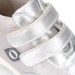 Deportiva niña OKAA FLEX sin cordones y puntera en color Plata.