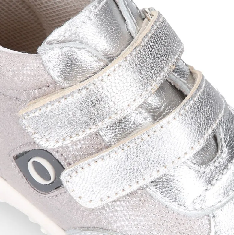 Deportiva niña OKAA FLEX sin cordones y puntera en color Plata.