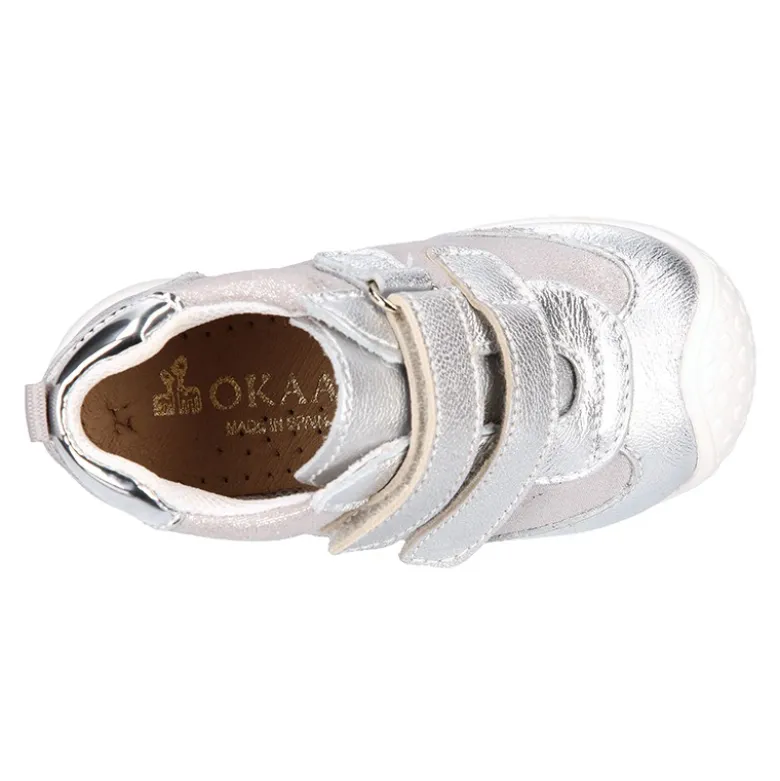 Deportiva niña OKAA FLEX sin cordones y puntera en color Plata.