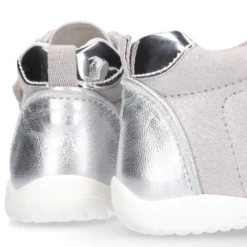 Deportiva niña OKAA FLEX sin cordones y puntera en color Plata.