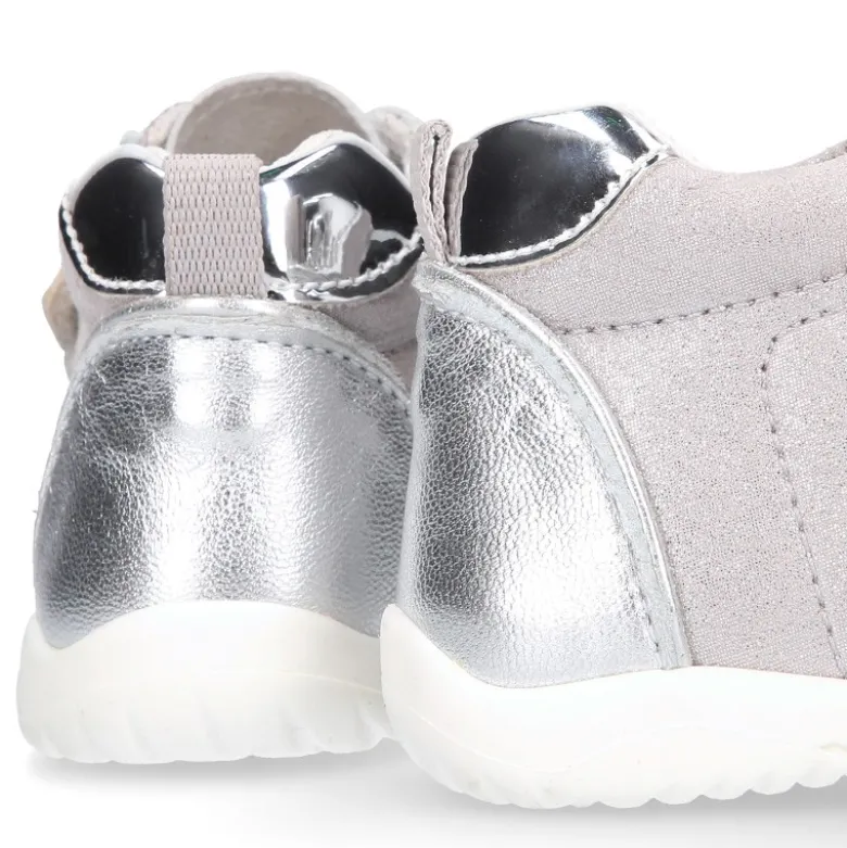 Deportiva niña OKAA FLEX sin cordones y puntera en color Plata.