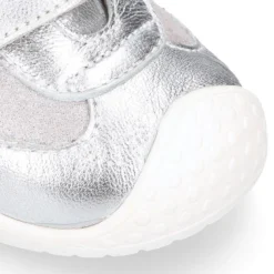 Deportiva niña OKAA FLEX sin cordones y puntera en color Plata.