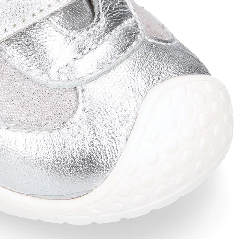 Deportiva niña OKAA FLEX sin cordones y puntera en color Plata.