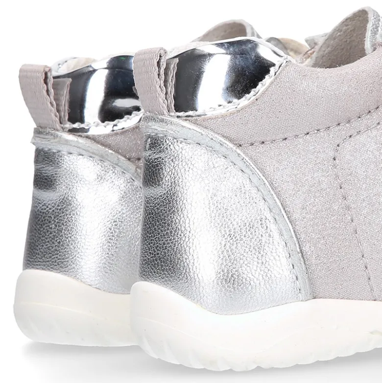 Deportiva niña OKAA FLEX sin cordones y puntera en color Plata.