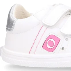 Deportiva niña OKAA FLEX sin cordones en color Blanco.
