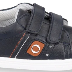 Deportiva niño OKAA FLEX sin cordones en color azul marino con cuero.