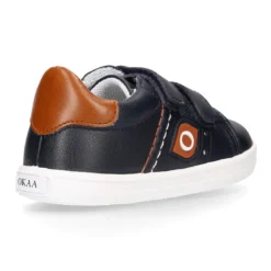 Deportiva niño OKAA FLEX sin cordones en color azul marino con cuero.