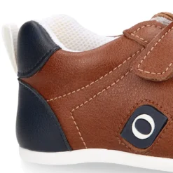 Deportiva niño respetuosa OKAA FLEX sin cordones y drop cero en color Cuero.