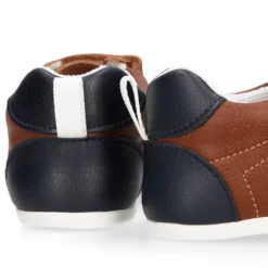 Deportiva niño respetuosa OKAA FLEX sin cordones y drop cero en color Cuero.