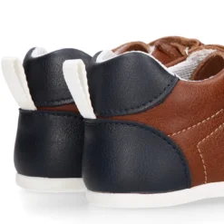 Deportiva niño respetuosa OKAA FLEX sin cordones y drop cero en color Cuero.