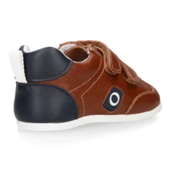Deportiva niño respetuosa OKAA FLEX sin cordones y drop cero en color Cuero.