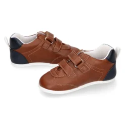 Deportiva niño respetuosa OKAA FLEX sin cordones y drop cero en color Cuero.