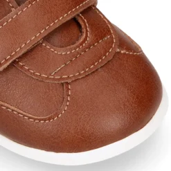 Deportiva niño respetuosa OKAA FLEX sin cordones y drop cero en color Cuero.