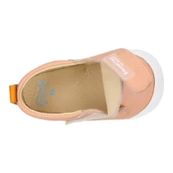 Deportiva niños Blanditos by Crio’s sin cordones en piel.