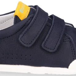 Deportiva niños colegial Blanditos by Crio’s sin cordones en piel nobuck.