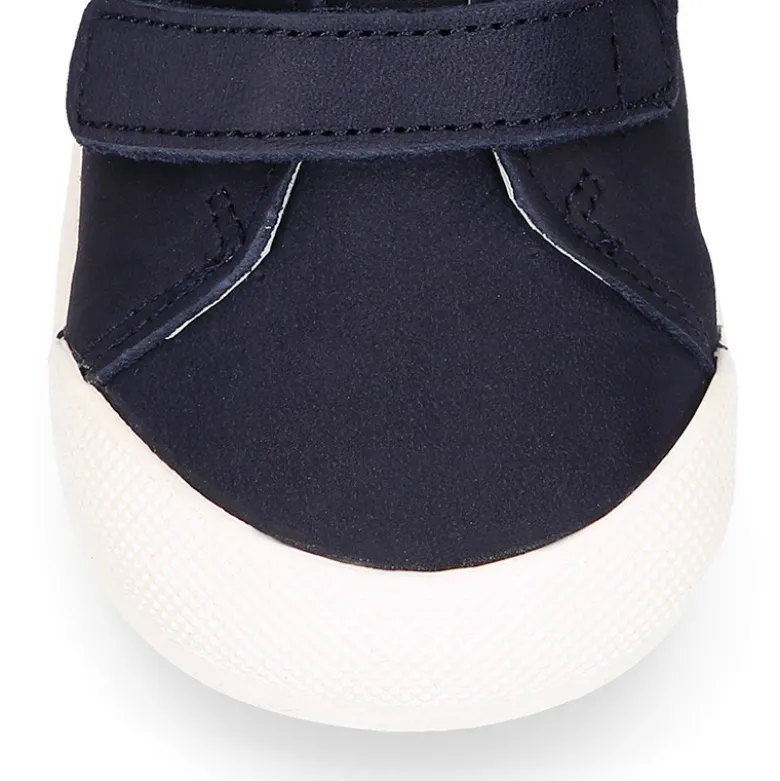 Deportiva niños colegial Blanditos by Crio’s sin cordones en piel nobuck.