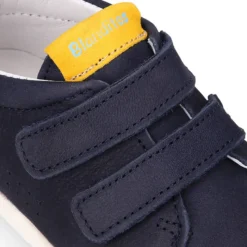 Deportiva niños colegial Blanditos by Crio’s sin cordones en piel nobuck.