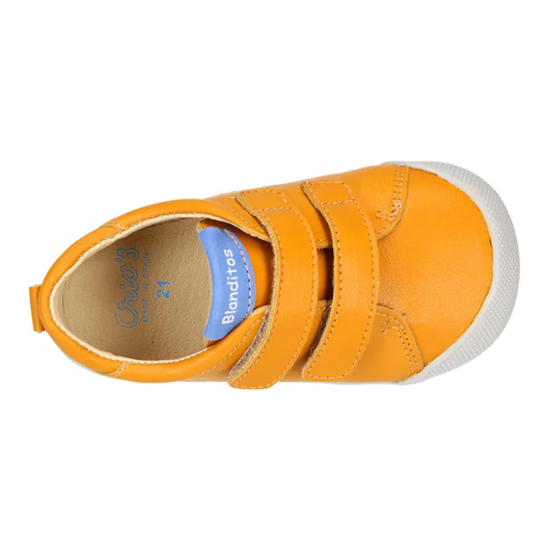 Deportiva niños colegial Blanditos by Crio’s sin cordones en piel yema.