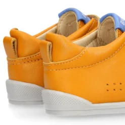 Deportiva niños colegial Blanditos by Crio’s sin cordones en piel yema.