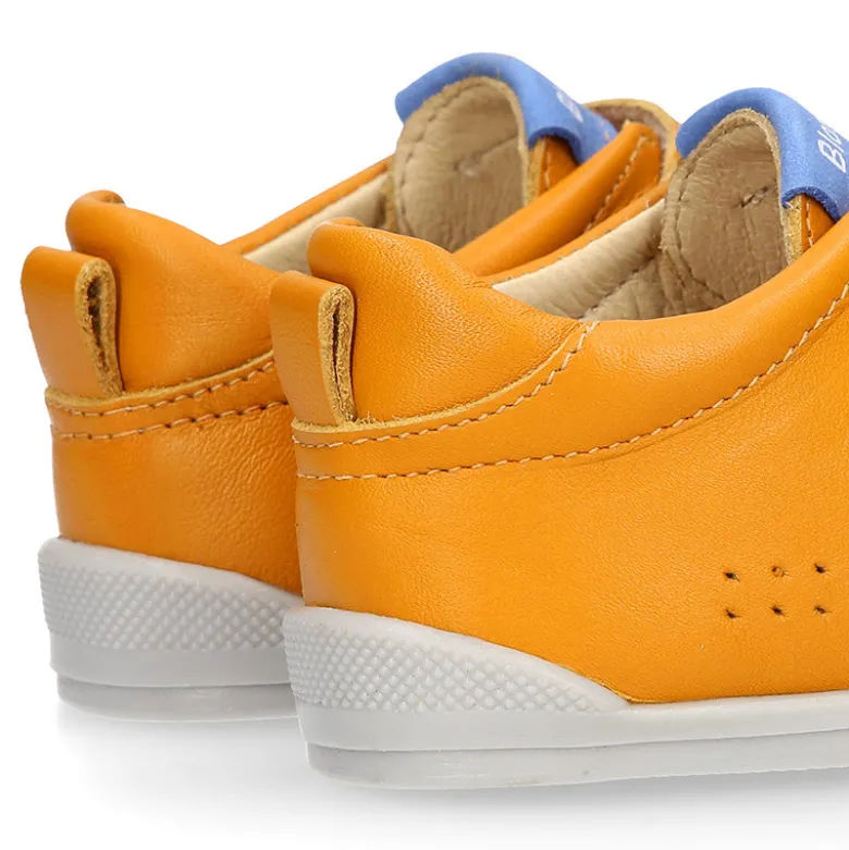 Deportiva niños colegial Blanditos by Crio’s sin cordones en piel yema.