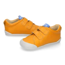 Deportiva niños colegial Blanditos by Crio’s sin cordones en piel yema.