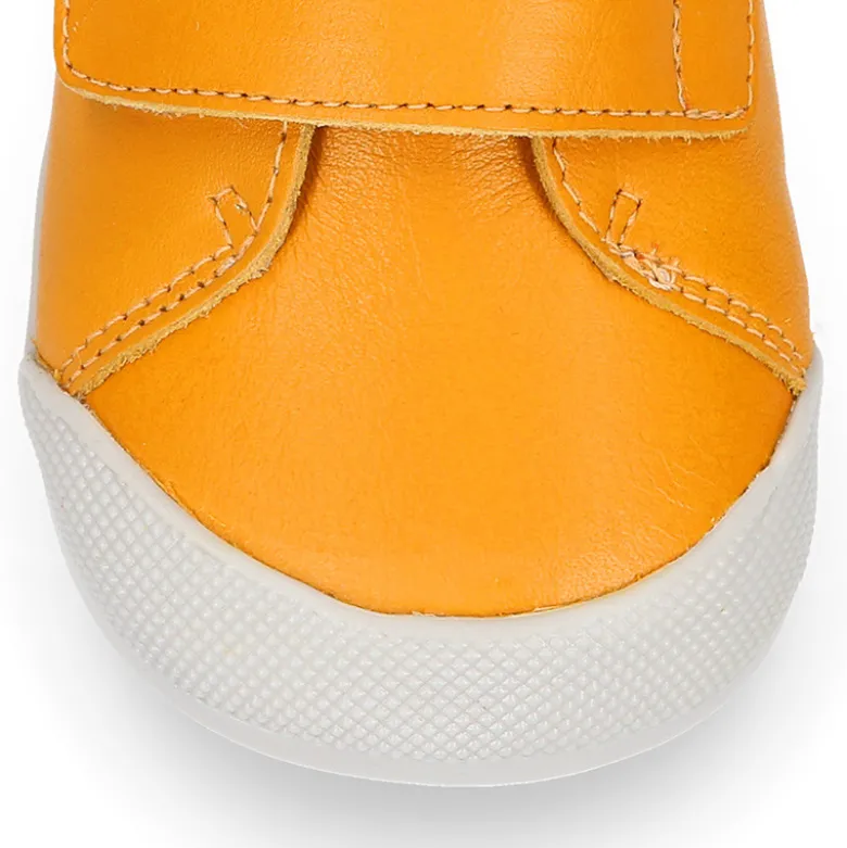 Deportiva niños colegial Blanditos by Crio’s sin cordones en piel yema.