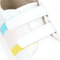 Deportiva niños Okaa Flex rayas laterales de colores. Modelo RESPETUOSO.