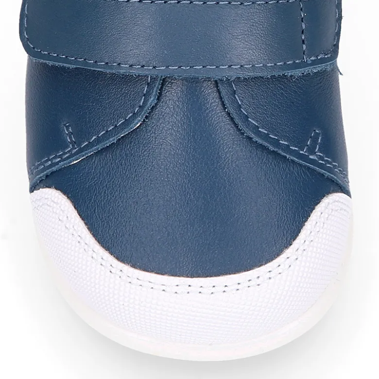Deportiva niños respetuosa Okaa Flex en piel en colores.