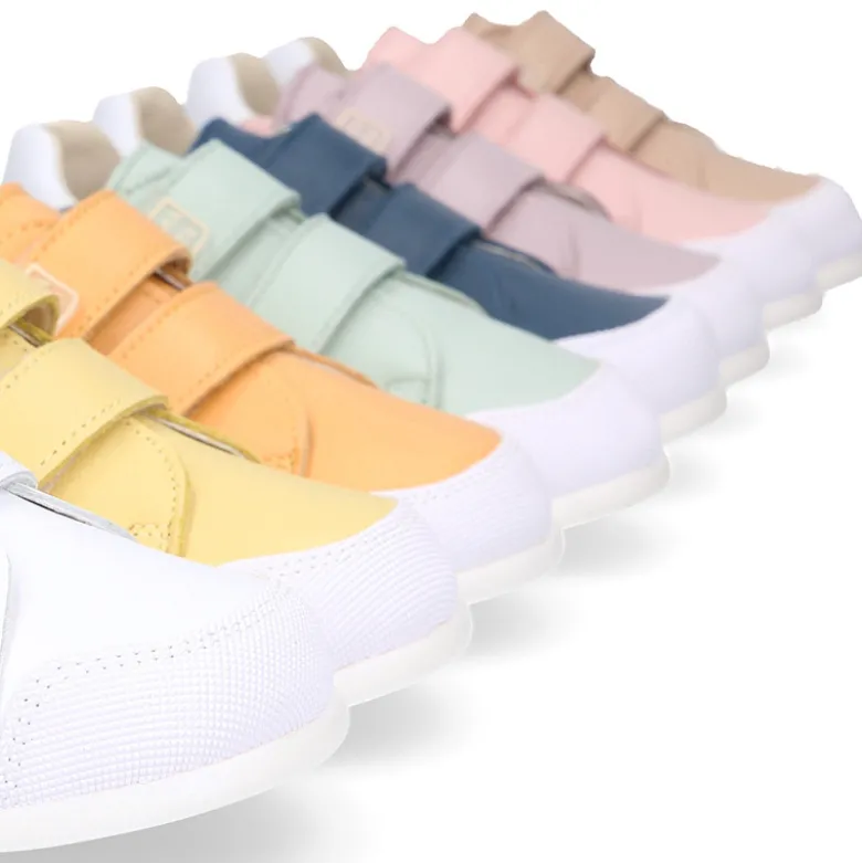 Deportiva niños respetuosa Okaa Flex en piel en colores.