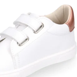 Deportiva niños respetuosa Okaa Flex rayas laterales de color salmón.