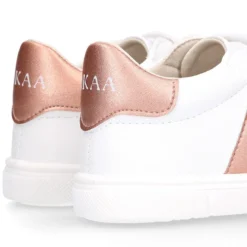 Deportiva niños respetuosa Okaa Flex rayas laterales de color salmón.