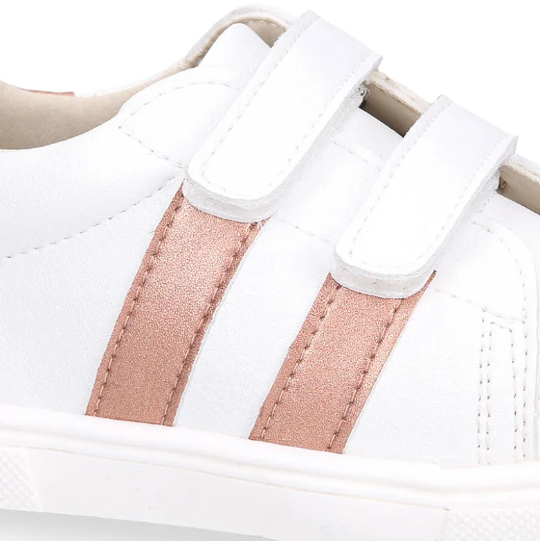 Deportiva niños respetuosa Okaa Flex rayas laterales de color salmón.