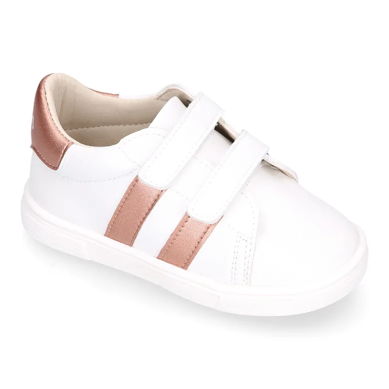 Deportiva niños respetuosa Okaa Flex rayas laterales de color salmón.